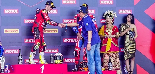 Ketua MPR RI Serahkan Trophy Juara World Superbike Mandalika 2023, Bautista Juara, Toprak Urutan Kedua