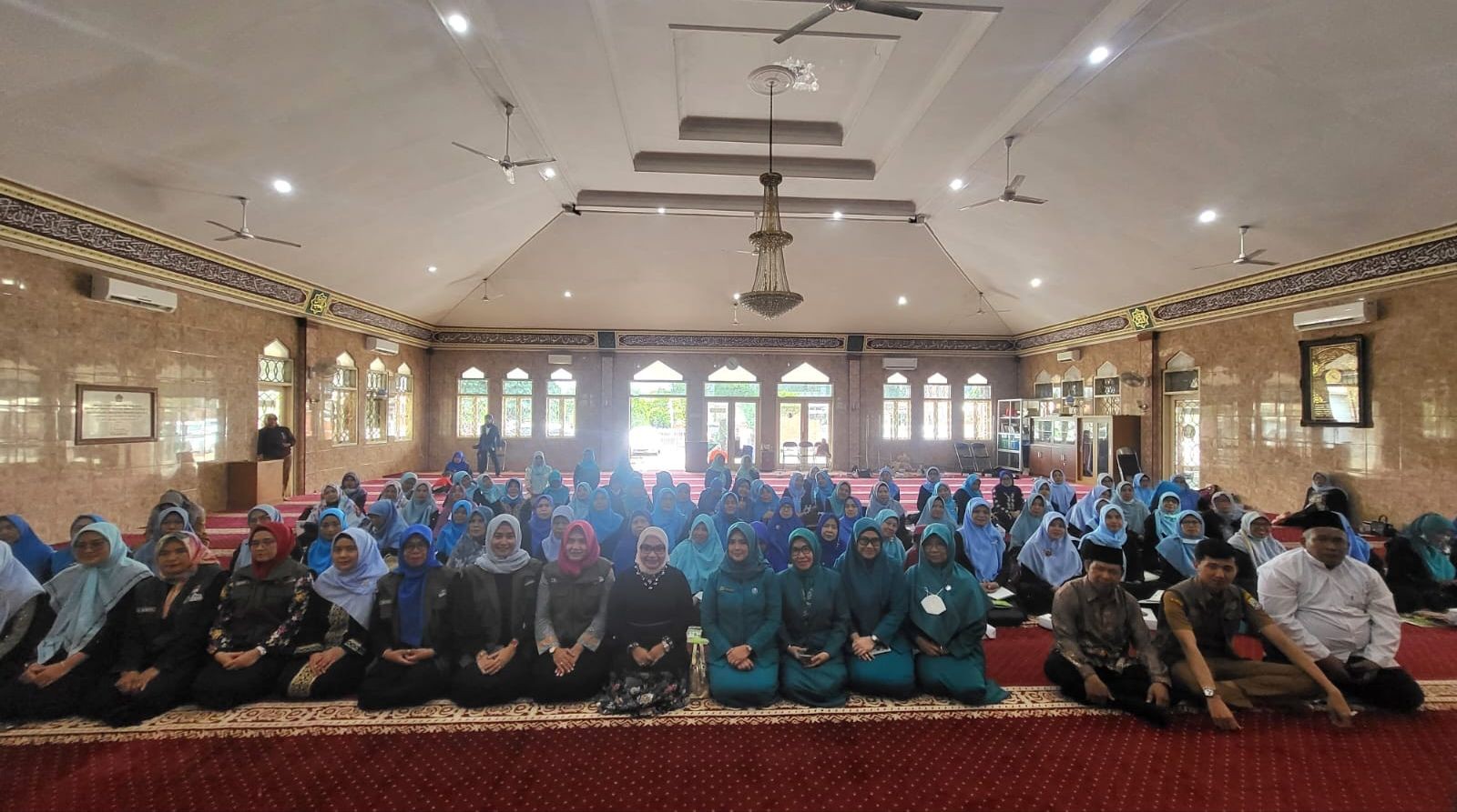 Lihat Ibu-ibu Jatiasih Latihan Baca Alquran, Wiwiek Sangat Bahagia