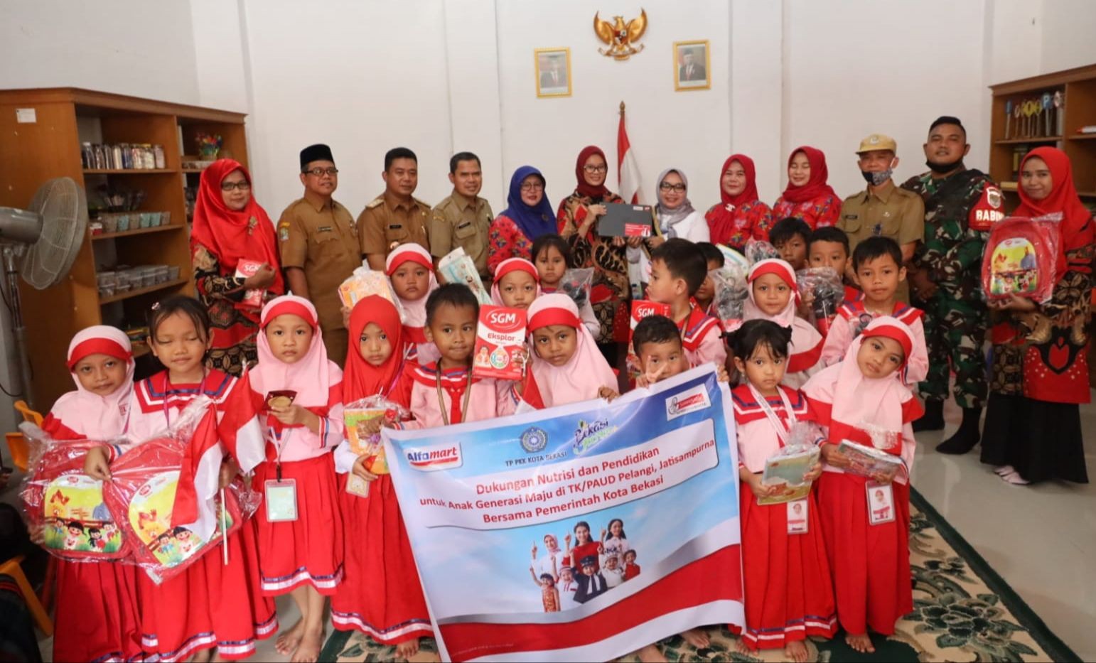 Apresiasi Pengabdian Para Guru, Istri Walkot Beri Laptop dan Perlengkapan Sekolah 