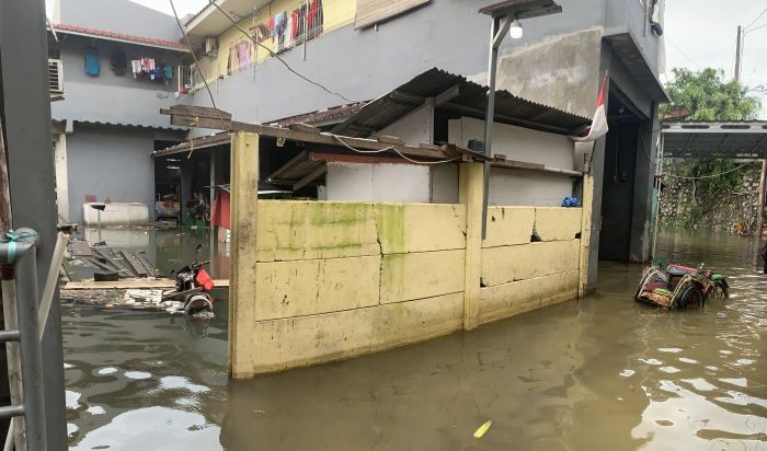 Banjir Belum Surut 6 Bulan, Camat Bekasi Timur Duga Saluran Tersumbat Sampah