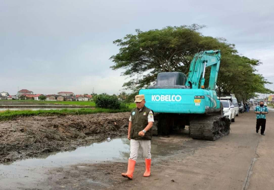 Cegah Banjir Susulan, Pemkab Bekasi Angkat Sampah dan Lumpur di Kali Cibalok