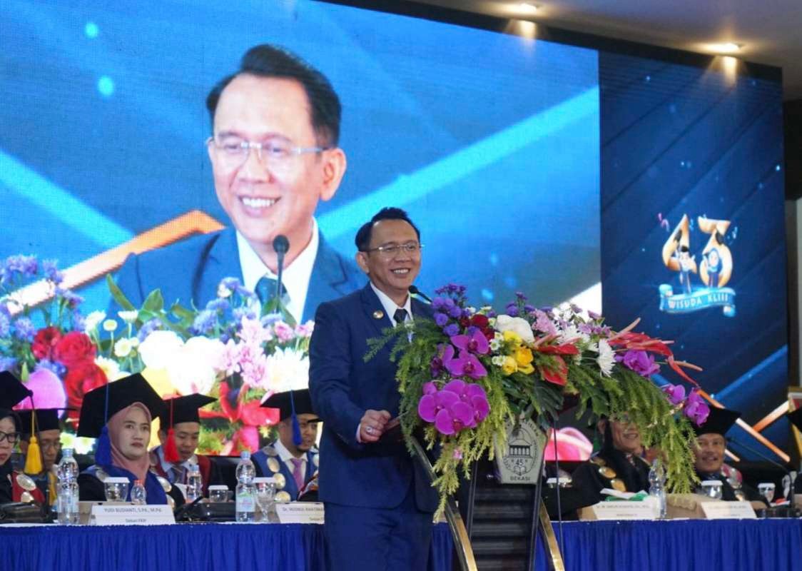 Hadiri Wisuda Unisma 45, Pj Bupati: Harus Selalu Rendah Hati