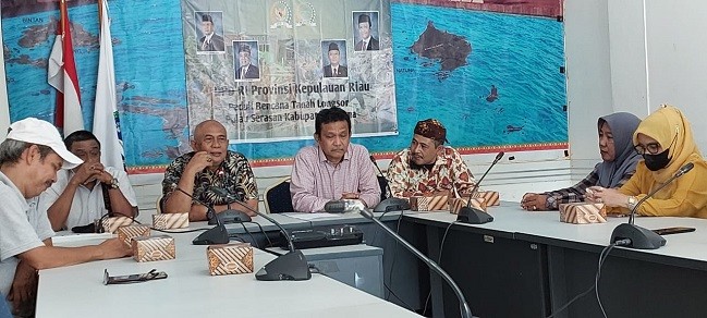 Senator Asal Kepri Serahkan Bantuan Kepada Korban Longsor di Serasan