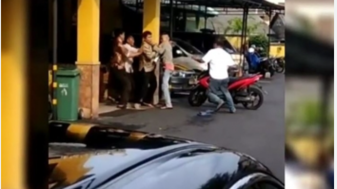 Tenteng Parang dan Rusak Mapolsek Cipayung, Polisi: Pelaku Diduga Alami Gangguan Jiwa