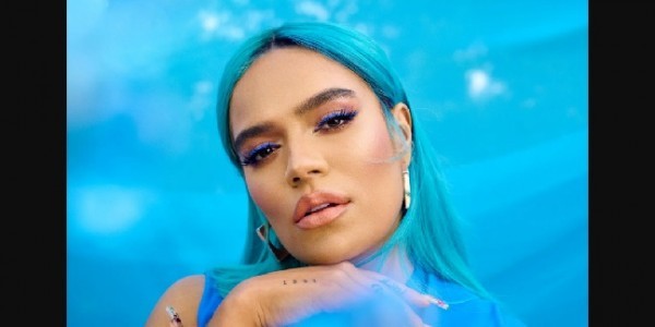 Kejutkan Netizen, Karol G Hidupkan Suasana dengan 'Dress Code'  Ini