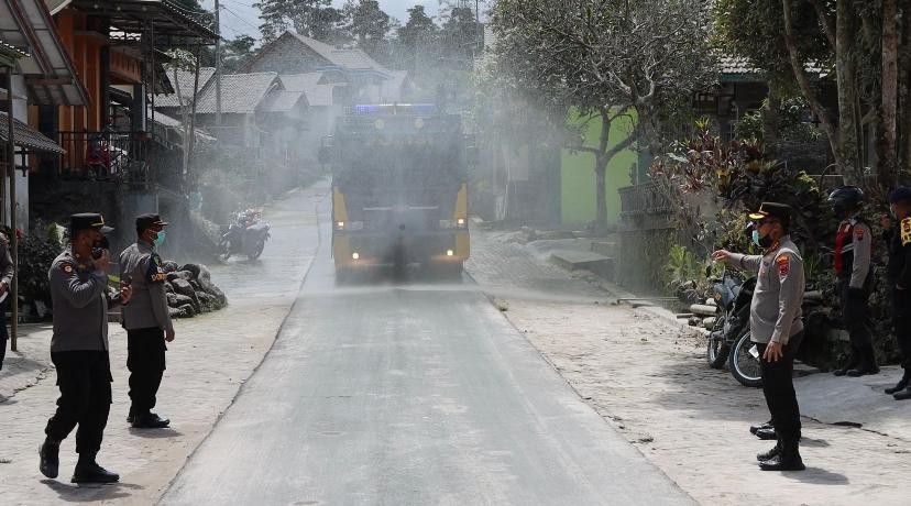 Gunakan Water Canon, Polisi Bantu Bersihkan Jalan Terdampak Abu Vulkanik Erupsi Merapi