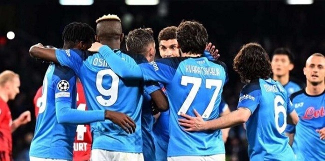Napoli ke Perempatfinal Usai Menang Agregat 5-0 atas Frankfurt
