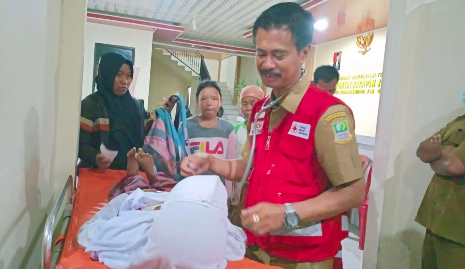 PMI Gelar Pengobatan Gratis dan Distribusikan Air Bersih di Muaragembong