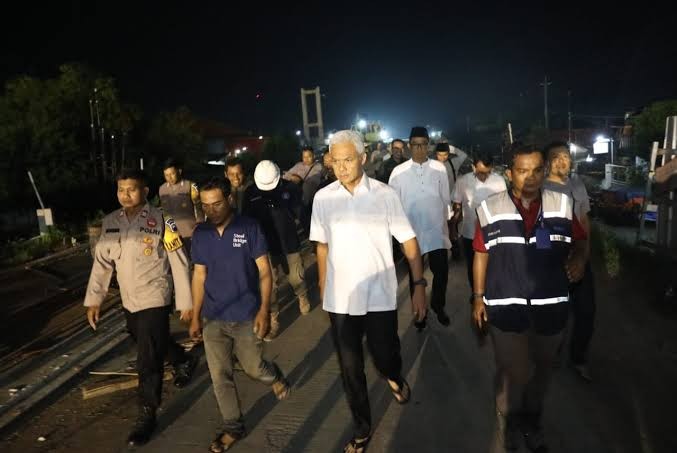 Ganjar Pranowo Sampai Lewati Jalan Tikus dan Naik Tanggul Pantau Proyek Jembatan Juwana