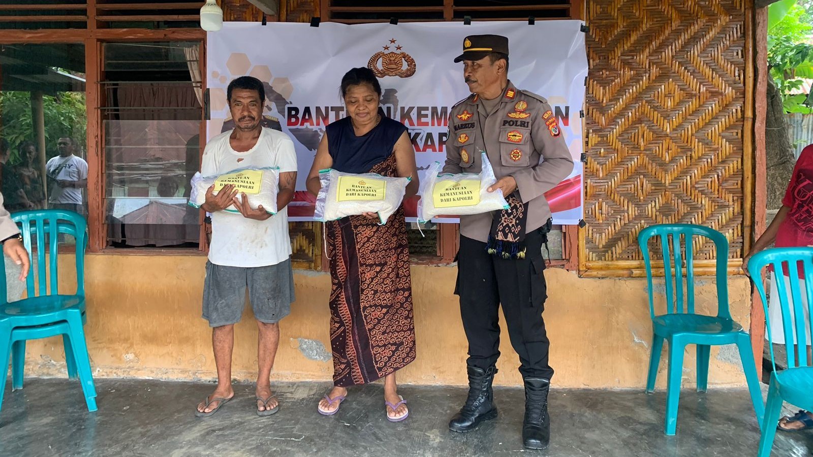 Fluktuatifnya Harga Sembako Saat Ramadan, Kapolri Distribusikan 50 Ton Beras ke NTT