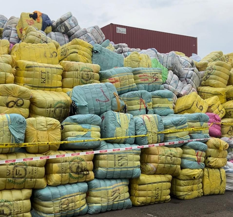 Impor Pakaian Bekas Capai Rp 100 Triliun, Teten: Harus Diberantas!