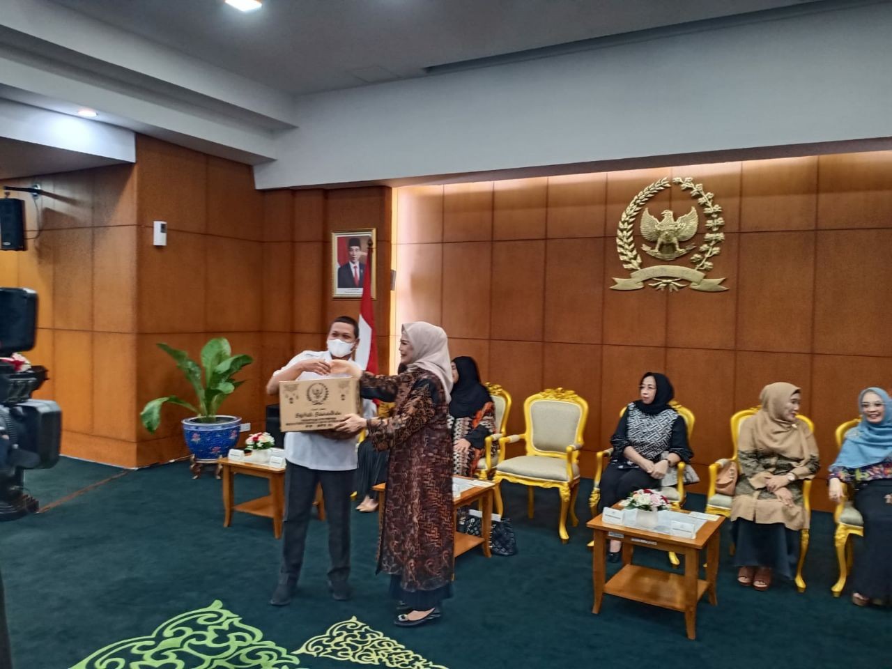 Perkumpulan Istri Pimpinan MPR RI Bagi-bagi Bingkisan ke Pegawai PPNPN, OB, dan Pengamanan