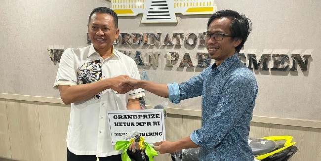 Ketua MPR RI Serahkan Hadiah Sepeda Motor kepada Wartawan KWP