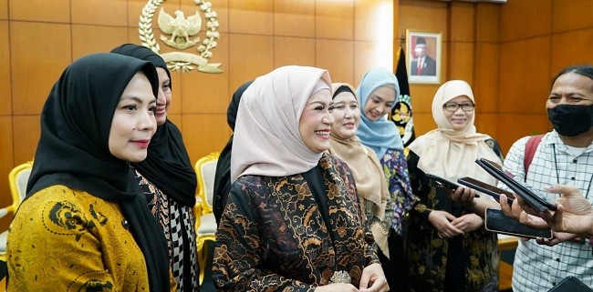 Bamsoet Apresiasi Perkumpulan Istri Pimpinan MPR RI Bagikan Ratusan Bingkisan Ramadhan