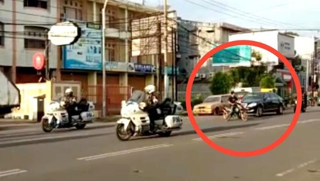 Nekat! Pengendara Motor Knalpot Brong Potong Jalur Mobil Presiden Jokowi