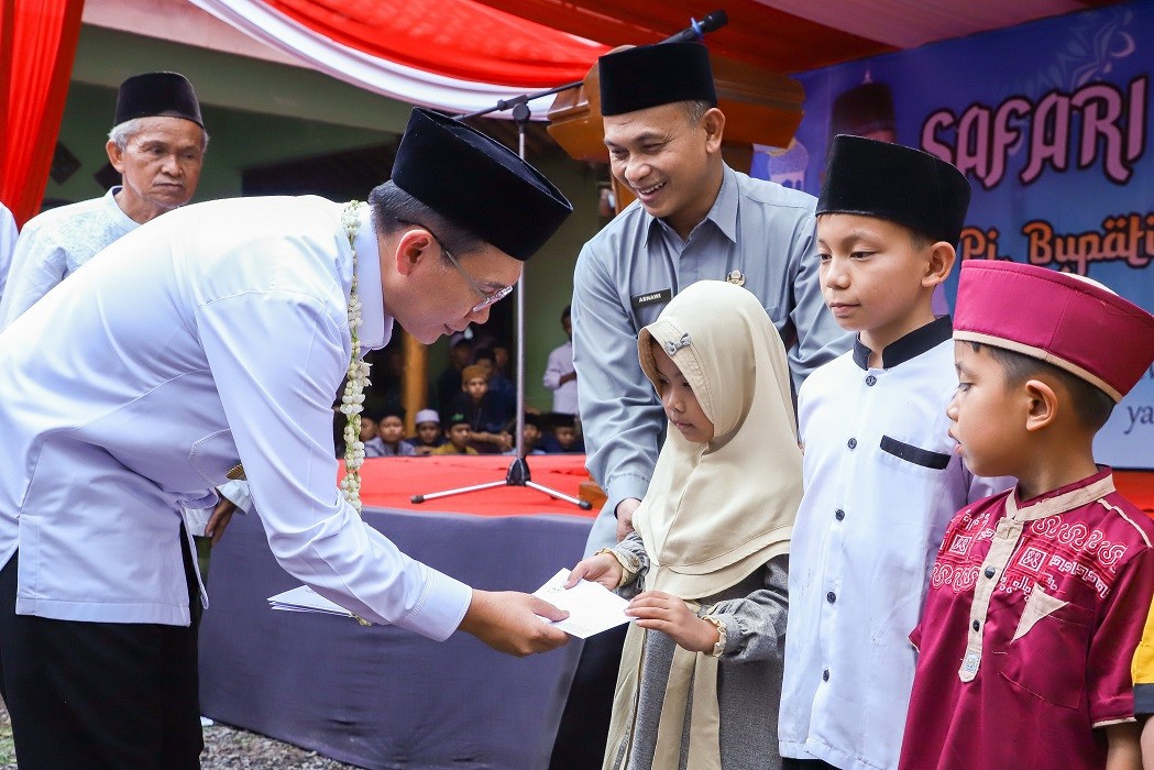 Safari Ramadan, Pj Bupati Bekasi Bantu Ponpes Al-Kamal Rp10 Juta