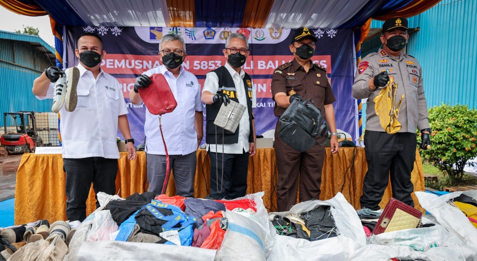 Impor Pakaian, Sepatu dan Tas Ilegal Senilai Rp17,4 Miliar Dimusnahkan