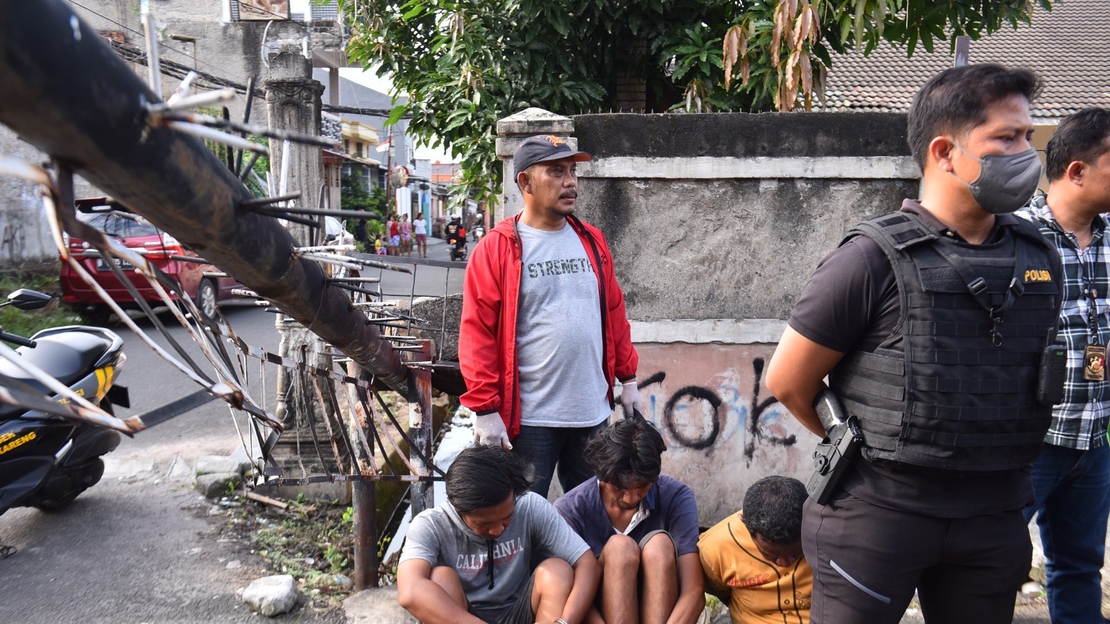Polisi Tangkap Tiga Pengguna Narkoba Saat Gelar Operasi di Kampung Ambon
