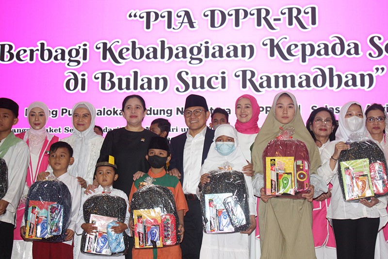 PIA DPR RI Berbagi 1000 Paket  Sembako  Kepada Petugas Honorer dan Anak Yatim Piatu