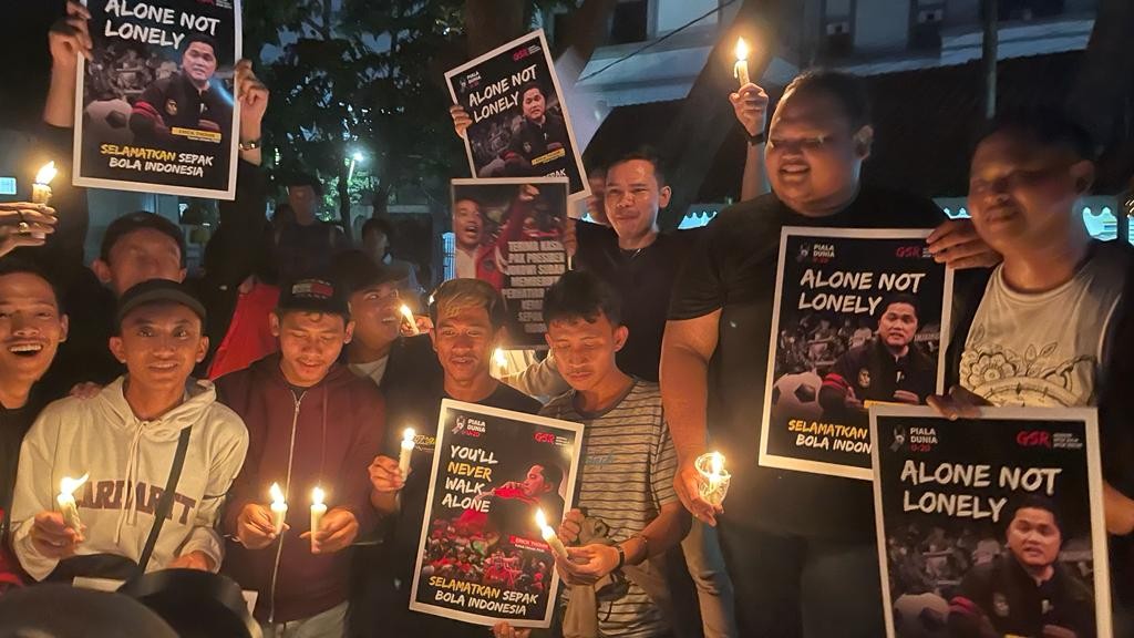 Pecinta Sepak Bola Tanah Air Gelar Aksi 1.000 Lilin dan Doa Bersama di Gedung Joang 45