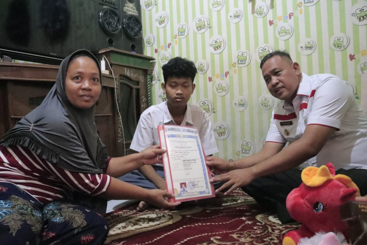 Tertahan 3 Tahun, Ijazah Siswa di Pondok Gede Akhirnya Diserahkan