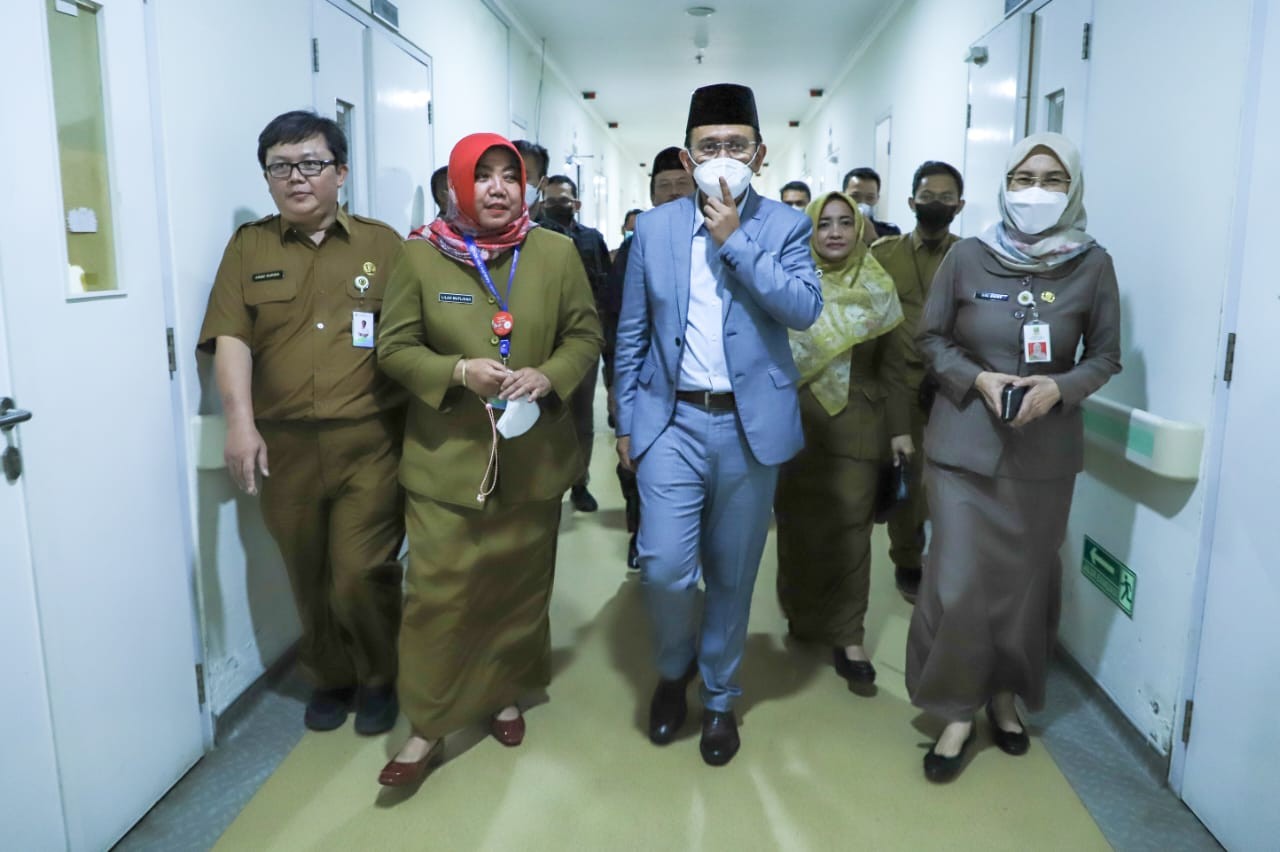 Selama Ramadan, RSUD Kabupaten Bekasi Bagikan Takjil