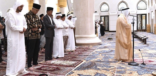 Jokowi Salat Tarawih Berjemaah di Masjid Raya Sheikh Zayed