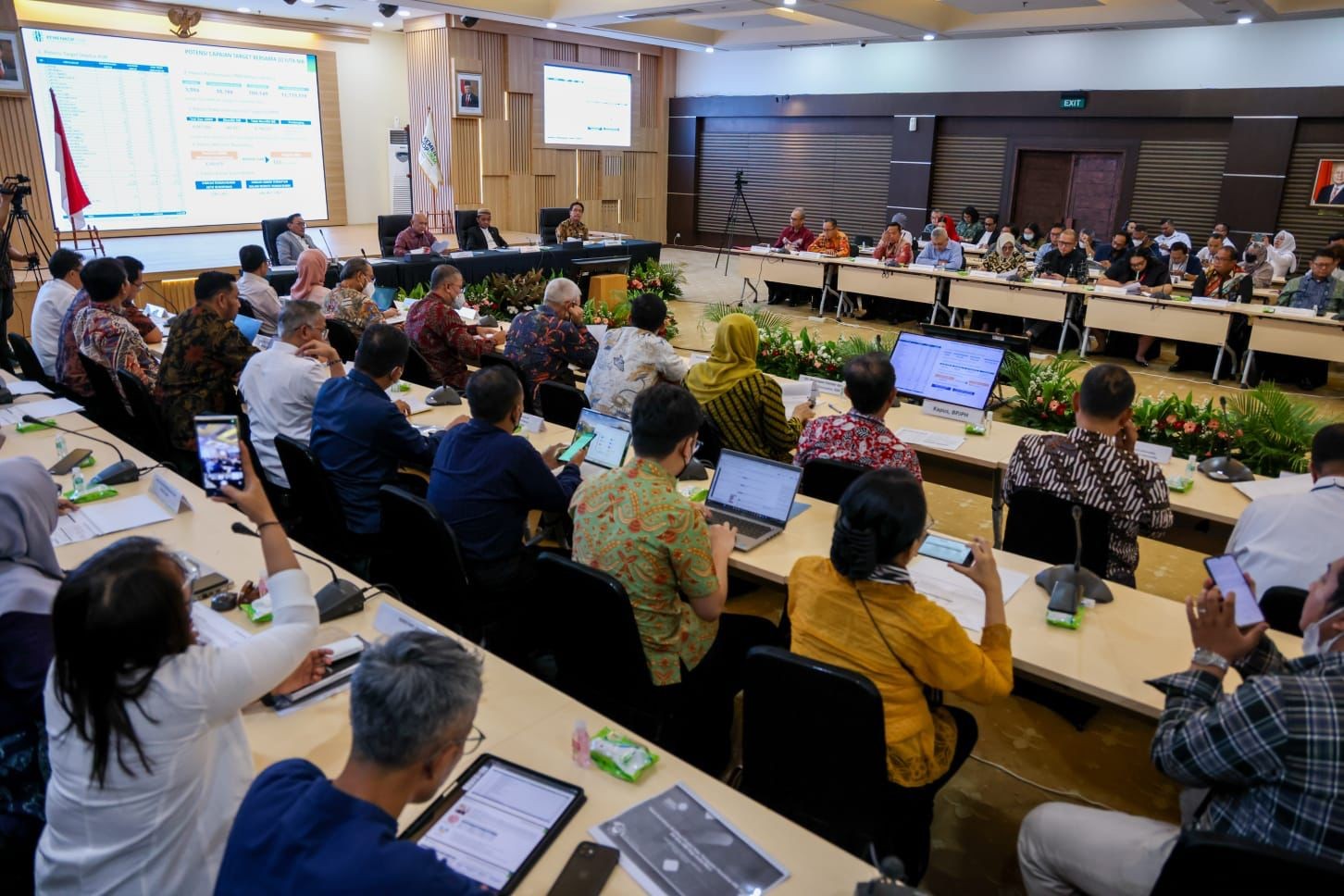 Menkop Perkuat Sinergi Percepat Sertifikasi Halal-NIB dan SNI Bagi UMKM