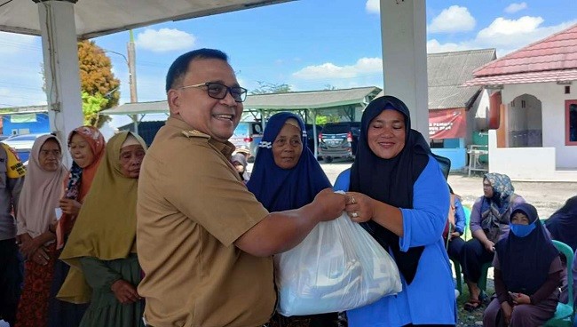 Disdak Gelar Pasar Murah Sembako untuk Warga Desa Kertamukti