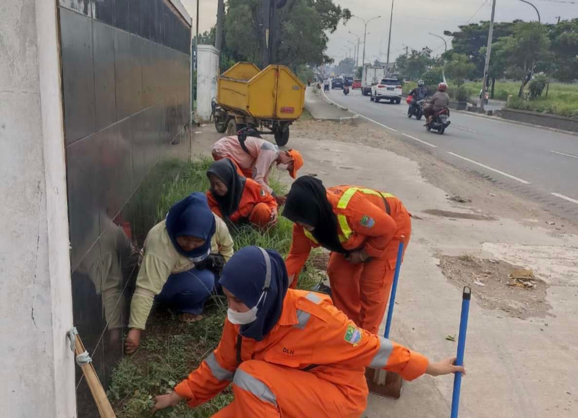 Bersihkan Lingkungan di Jalur Mudik, UPTD Ingin Para Pemudik Nyaman