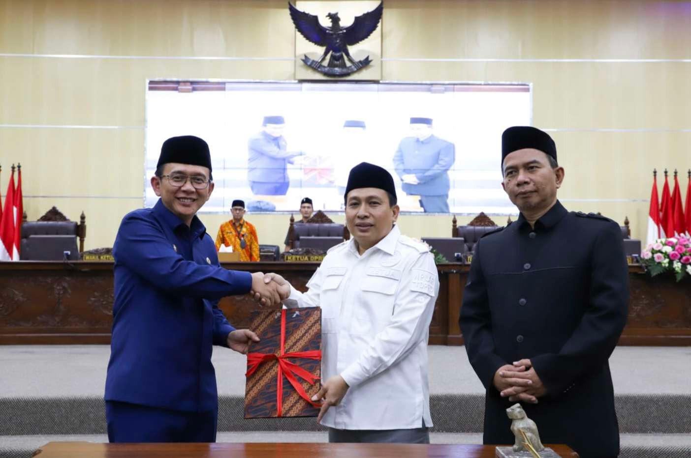 Pj Bupati Serahkan Nota Pengantar LKPJ Tahun 2022 ke DPRD Bekasi