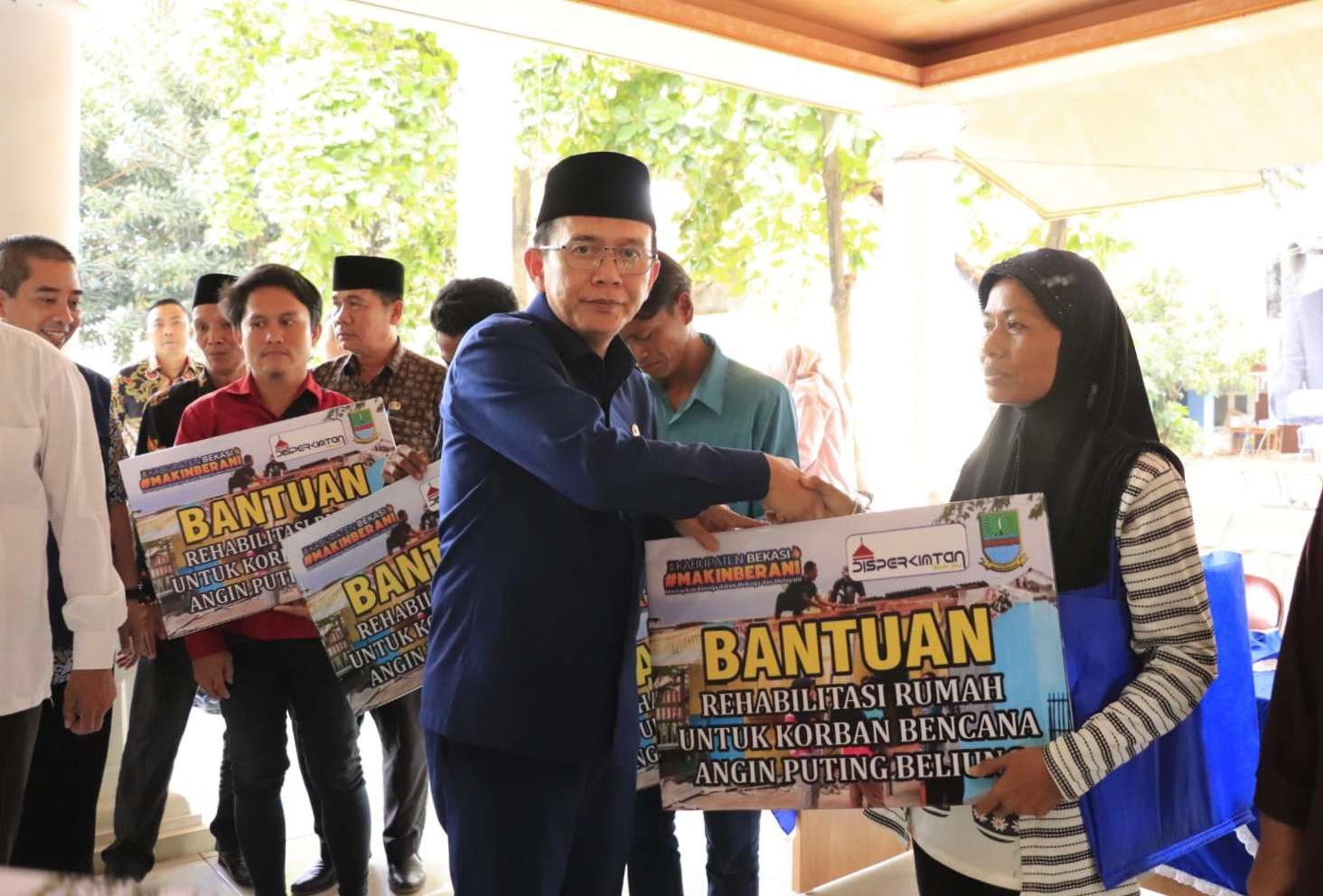 Perbaiki Rumah Terdampak Puting Beliung di Tambun Selatan, Pj Bupati  Serahkan Rp20 Juta
