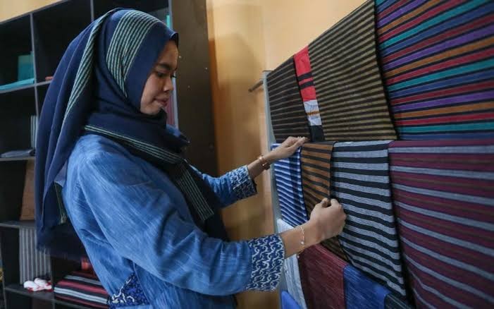 Berkat Lapak Ganjar, Usaha Lurik ATBM Klaten Kembali Menggeliat