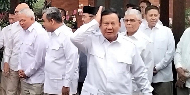 Kelakar Prabowo Saat Rapikan Rambut: Ada Putih-putihnya gak?  