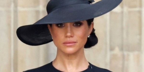 Penggemar Kerajaan Mengira Meghan Markle Menyelinap Ke Penobatan Dengan Menyamar!