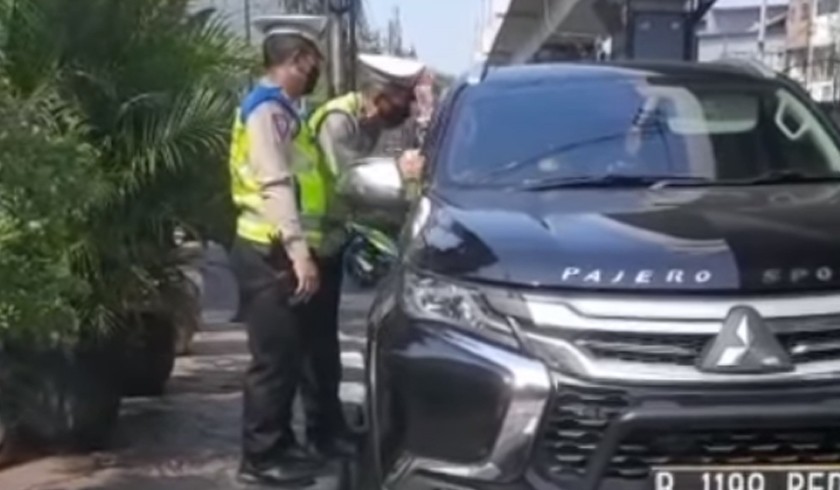 Gunakan Pelat 'Sakti' Palsu, Dua Mobil Mewah Ditilang Polisi