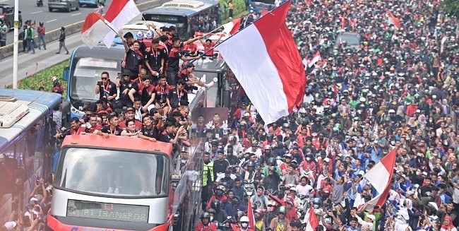 Dipimpin Timnas Sepak Bola, Pawai Arak-arakan 87 Emas SEA Games 2023 Berlangsung Meriah 