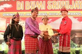 Disematkan Tanjak Melayu, Ganjar Resmi Diterima Jadi Keluarga Kesultanan Palembang Darussalam