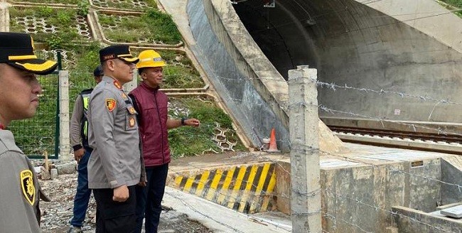 Kapolres Purwakarta Pastikan Jalur Kereta Cepat Berjalan Tanpa Hambatan