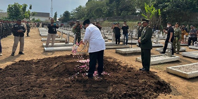 Hadiri Pemakaman Mayjen TNI (Purn) Mulchis Anwar di Magelang, Prabowo: Almarhum Orang Baik