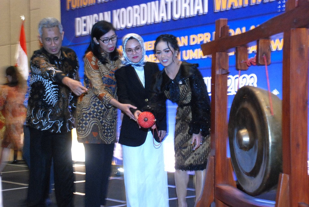 Kris Dayanti  Buka Forum Komunikasi dan Sosialisasi Kinerja DPR RI