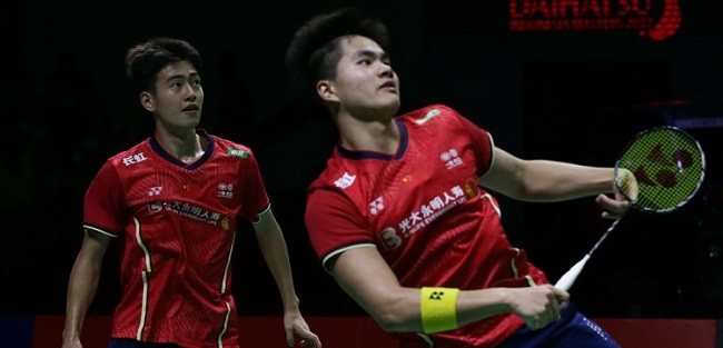 Smash Liang Wei Keng Pastikan Ganda Putra China ke Final Singapura Open 2023.