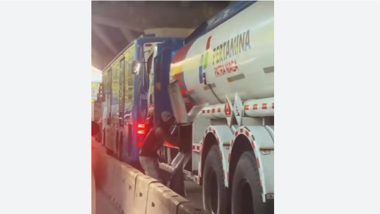 Polisi Buru Pria yang Terekam Curi Bensin dari Truk Tangki di Plumpang