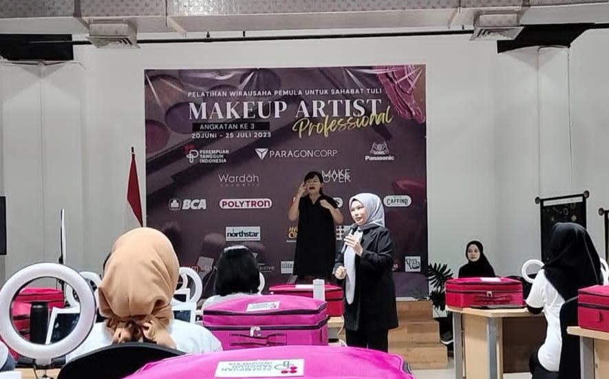 Smesco Kolaborasi Latih 22 Tuna Rungu Jadi Make Up Artis