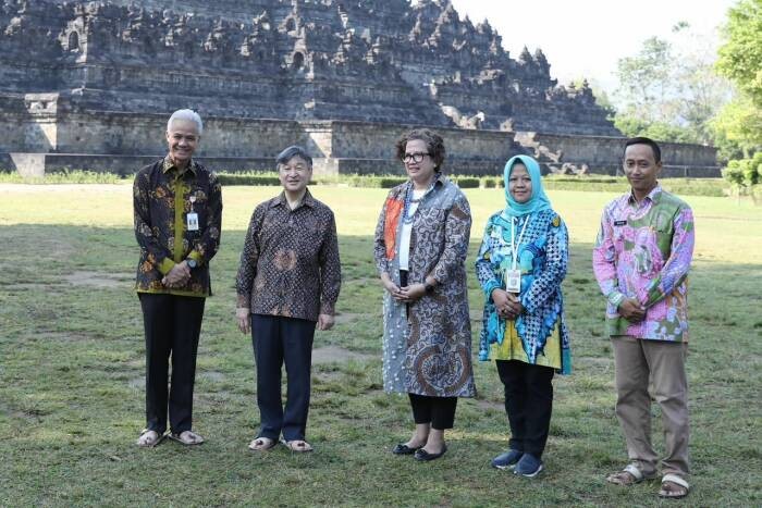 Keakraban Ganjar Saat Temani Kaisar Jepang Ke Candi Borobudur