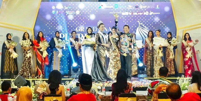 Berikan Trophy Puteri Otonomi Indonesia 2023, Bamsoet Ajak Masifkan Vaksinasi Ideologi Empat Pilar MPR RI
