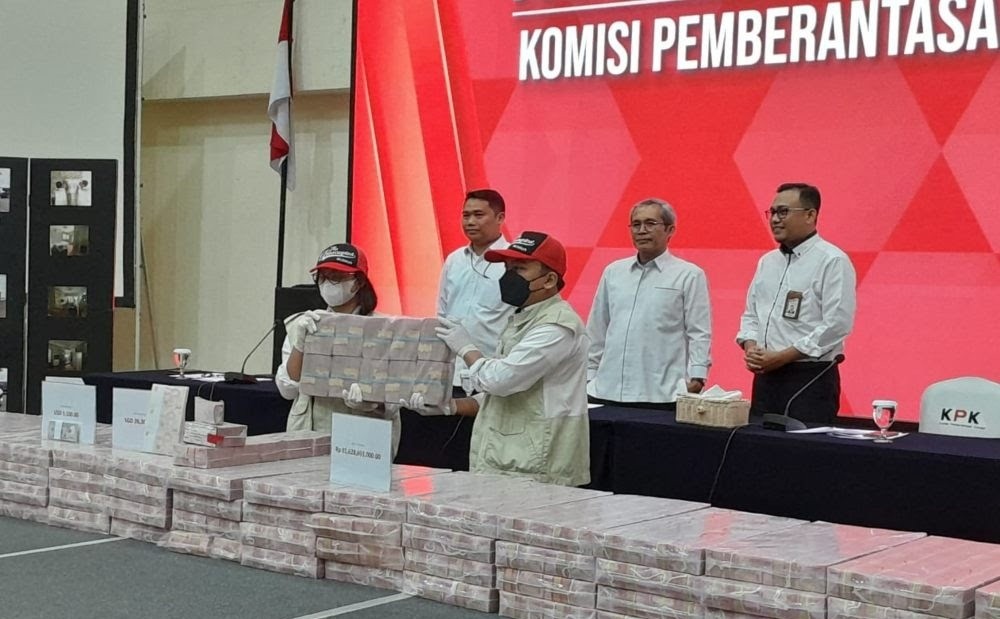 KPK Pamerkan Uang Sitaan Milik Lukas Enembe Capai Rp81,9 miliar