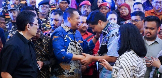 Ketua MPR RI Apresiasi Inisiator Hak Angket Skandal Bank Century Maruarar Sirait Bagikan Tali Asih Kepada 500 Koster