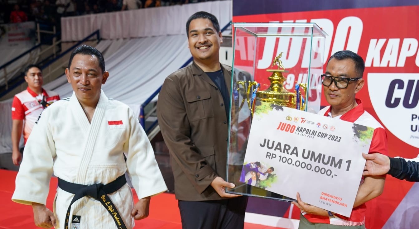 Menpora Dito Serahkan Piala Juara Umum Judo Kapolri Cup 2023