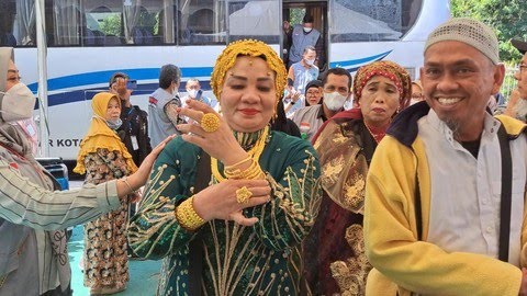 Jemaah Haji yang Pamer Emas 180 Gram, di Periksa Bea Cukai Makassar